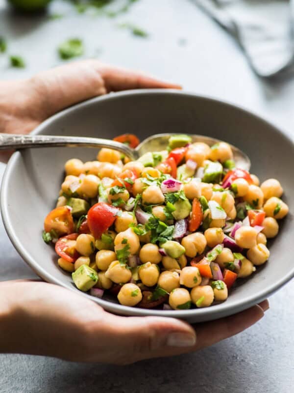 This Mexican Chickpea Salad recipe is fresh, easy to make and packed with healthy ingredients. Ready in only 15 minutes! (gluten free, vegetarian, vegan)