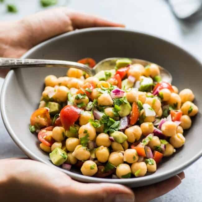 This Mexican Chickpea Salad recipe is fresh, easy to make and packed with healthy ingredients. Ready in only 15 minutes! (gluten free, vegetarian, vegan)