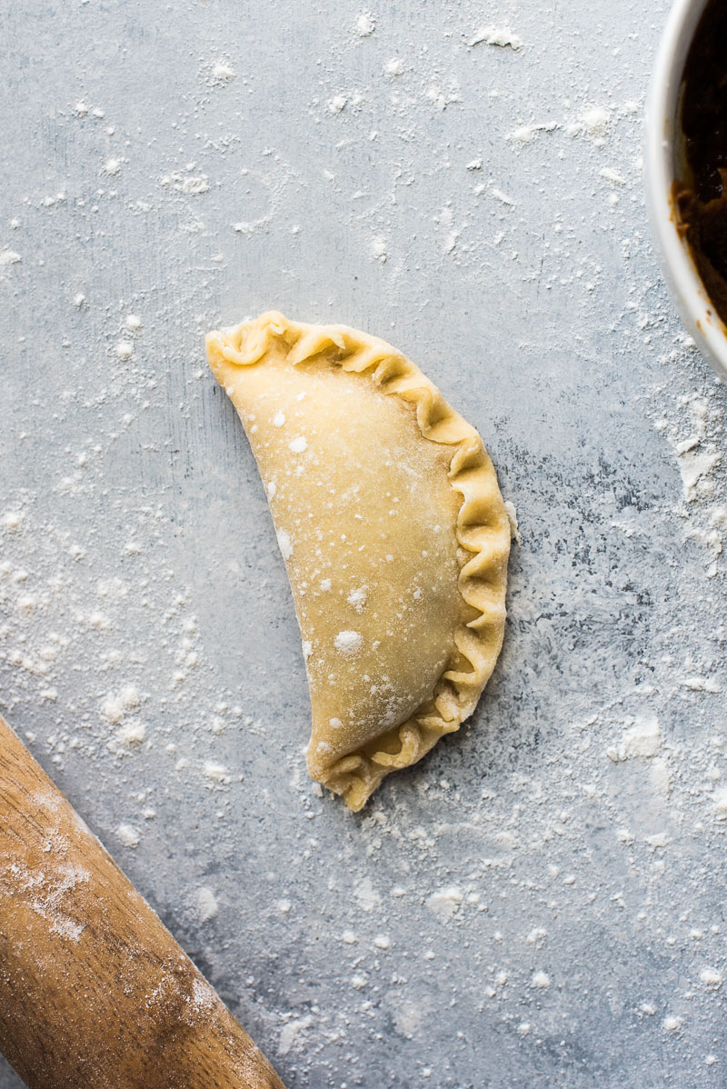 deze eenvoudige Pompoen Empanadas zijn de perfecte Handheld herfst-en winter traktatie gevuld met een heerlijke pompoen vulling en verpakt in een zoet deeg. Ze zijn gebakken, niet gebakken!'re baked, not fried!