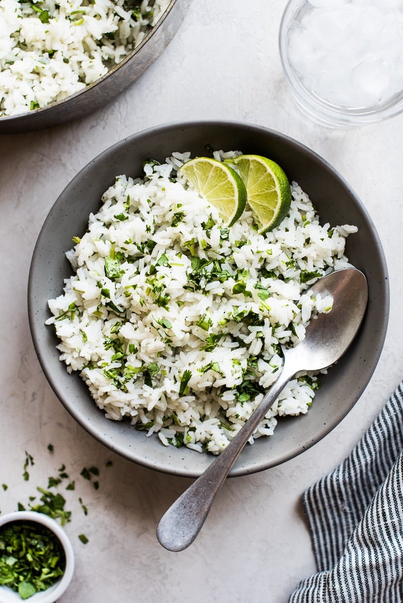 Arroz con lima y cilantro en un bol con cuchara