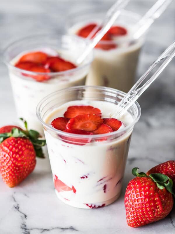 Fresas con crema in a cup