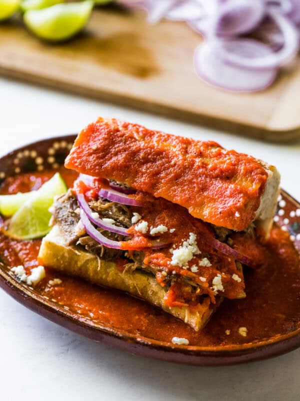 A torta ahogada on a plate.