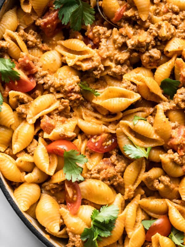 Creamy and cheesy taco pasta ready to eat.