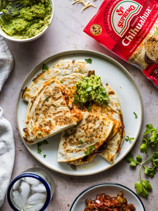 Quesadillas de Nopales en Chile Rojo