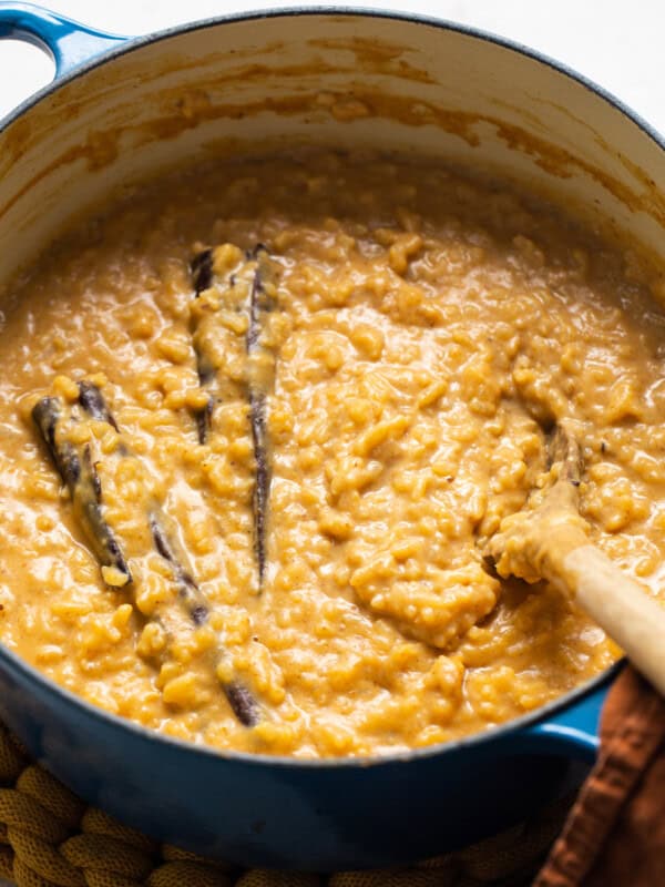 Pumpkin arroz con leche in a pot ready to eat.