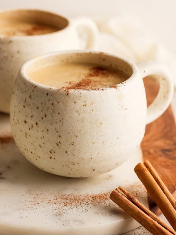 Atole de elote in a mug garnished with a dusting of ground cinnmaon.