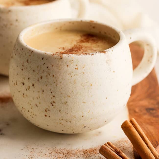 Atole de elote in a mug garnished with a dusting of ground cinnmaon.