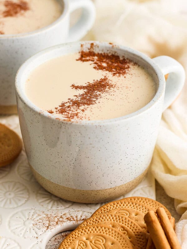 Atole de galletas Maria on a table garnished with ground cinnamon.